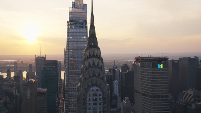 直升机游览纽约市。鸟瞰曼哈顿摩天大楼，哈德逊河和泽西城如画的日落景观