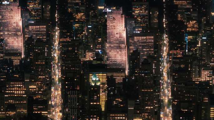 垂直屏幕:纽约曼哈顿建筑的空中风景。从直升机上拍摄的商业区夜景。城市景观与写字楼和繁忙的交通在街道上
