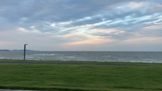 沿海街道海浪夕阳