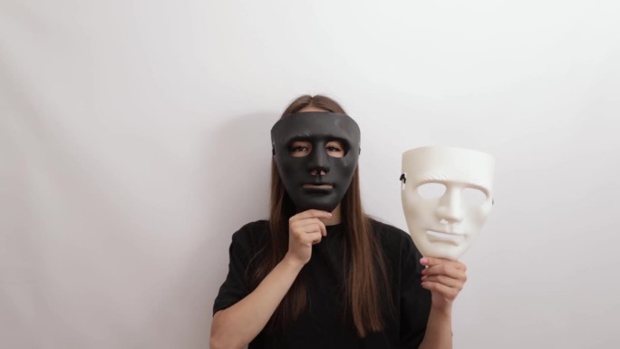 一个戴着黑白面具的年轻女子，人格分裂，心理学与精神病学，双相精神障碍，在好与坏之间抉择