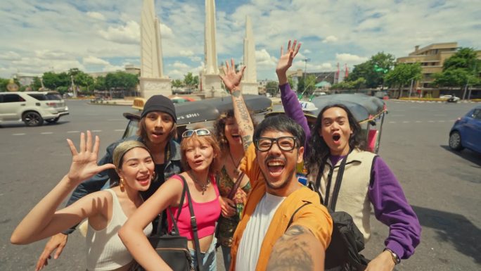 一群朋友在曼谷的激动人心的旅程。