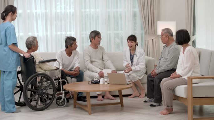 年轻的亚洲医生向一群老年人讲解药物管理。