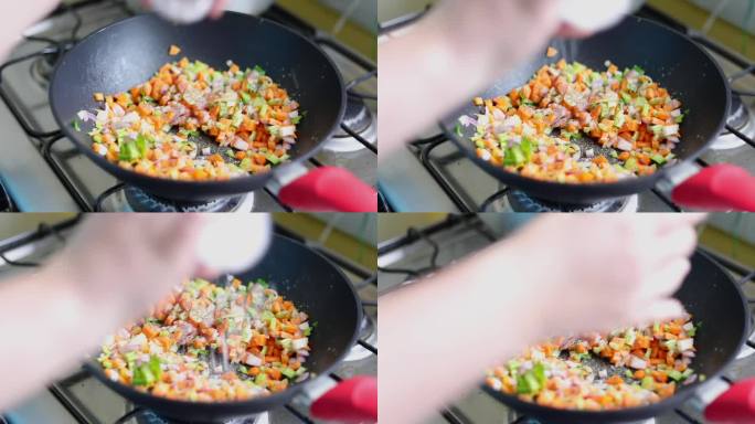 把切碎的混合蔬菜放在锅里，撒上碘盐。高角度拍摄