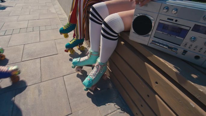 不知名的女孩穿着四轮溜冰鞋在长凳上放松