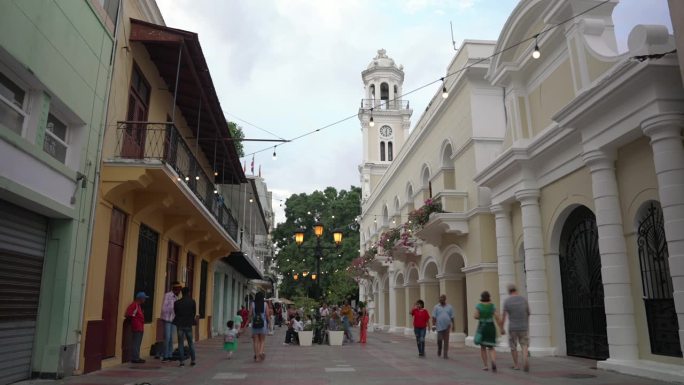 多米尼加共和国，圣多明各——2023年7月17日:日落时分，人们走过殖民城的Calle El Con