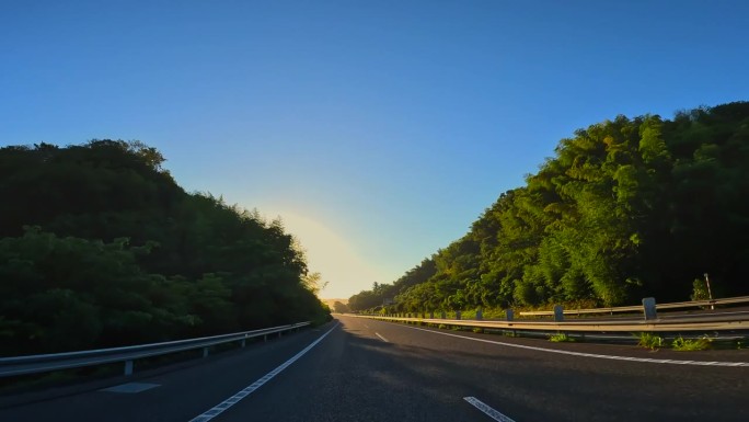 黄昏时从高速公路上行驶的汽车上看到的景象