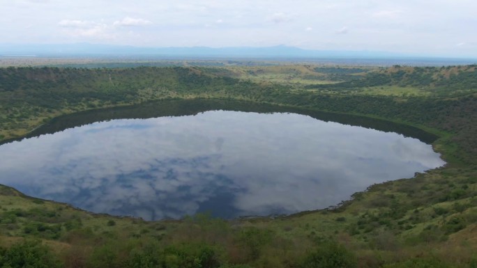 非洲乌干达西部艾伯丁裂谷伊丽莎白女王国家公园的火山口湖。空中落后