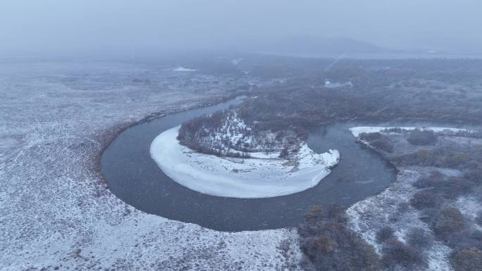 秋季湿地河湾风雪交加