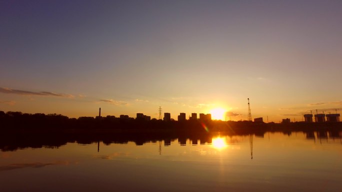 河边落日水边黄昏傍晚波光粼粼的水面夕阳红