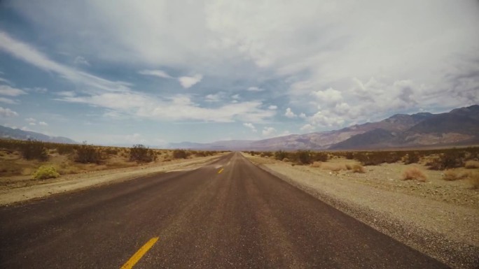 POV在死亡谷风景优美的道路上开车