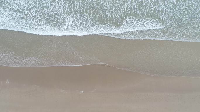俯拍清澈的海浪拍打沙滩