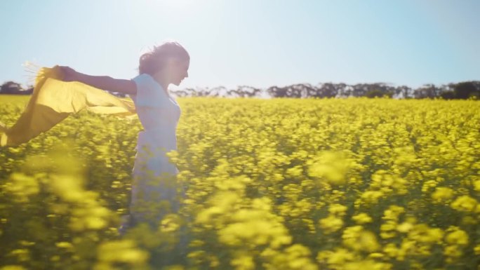 女人，自由和乡村的草与旅行的奔跑，冒险和围巾风从旅程。阿姆斯特丹户外，夏日阳光下与假日和花场上的女人