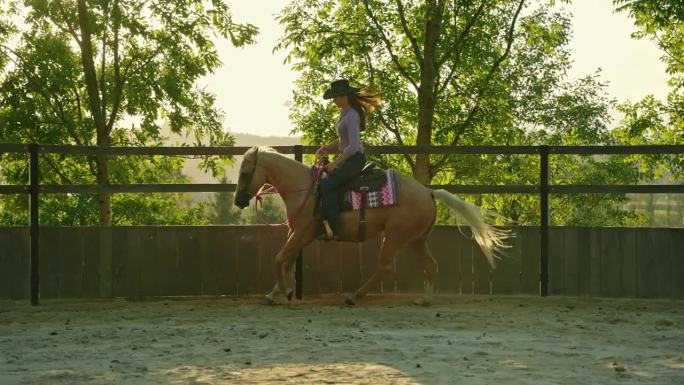在阳光明媚的夏日里，年轻的女牧场主骑在被树木环绕的沙滩牧场上