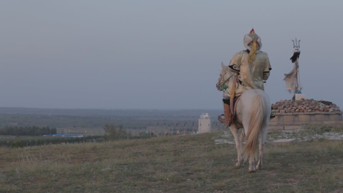 蒙古人在鄂尔多斯 草原上骑马