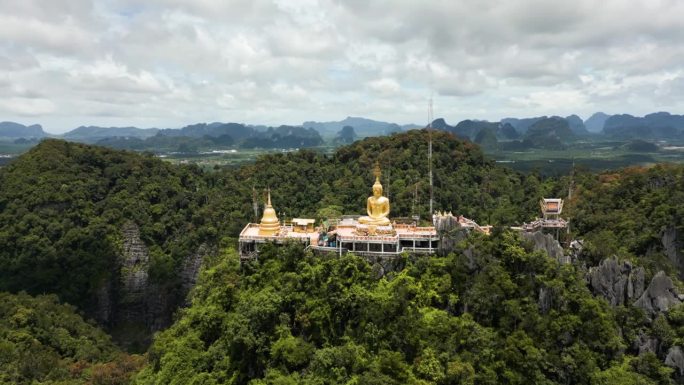 鸟瞰图甲米的老虎洞寺(Wat Tham Suea)在令人惊叹的自然环境。宁静的美和灵性