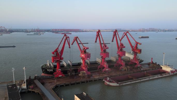 长江 港口 大海轮卸货作业