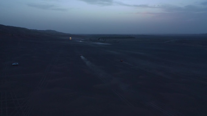 中国新疆的傍晚沙丘。