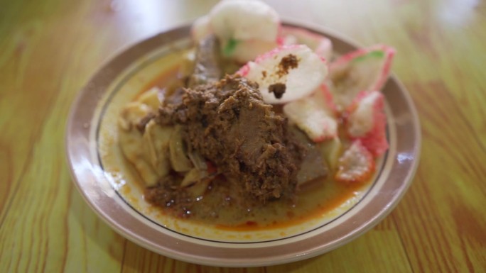 Lontong ketupat sayur是印尼当地的食物，由年糕、蔬菜和来自苏门答腊巴东的rend