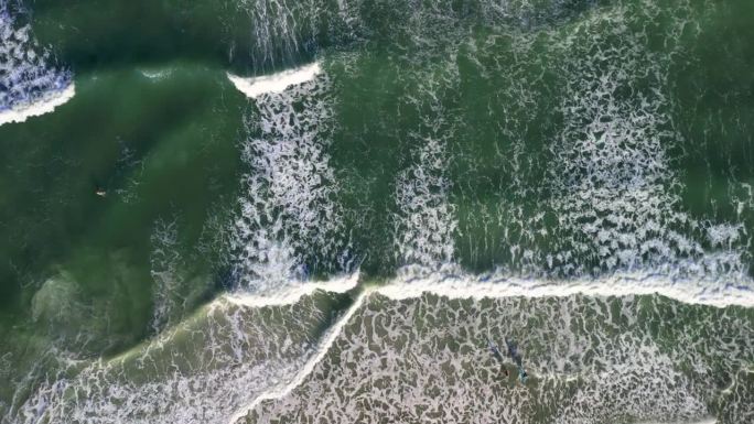 激流-来袭海浪-自上而下固定-钱德勒公园海滩-可可海滩-佛罗里达海滩-卡纳维拉尔角-自上而下-向前移
