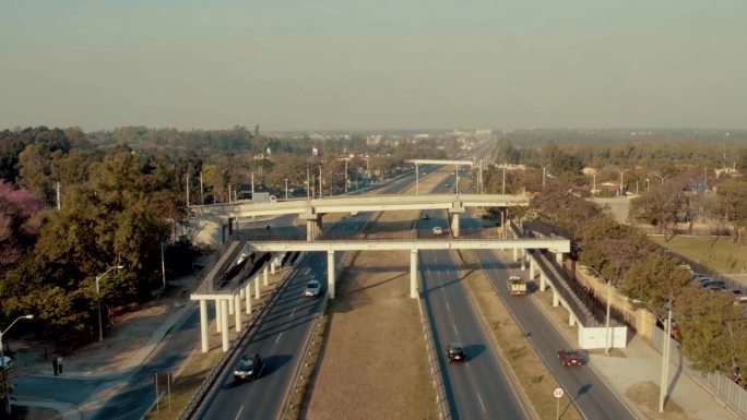 巴拉圭Asunción市的汽车和行人高架桥。