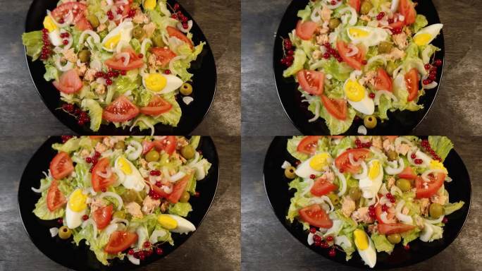 生菜沙拉配金枪鱼，煮鸡蛋，蔬菜黑盘