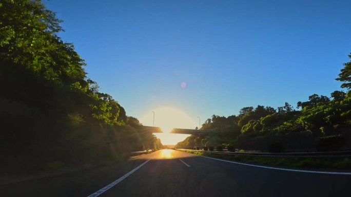 黄昏时从高速公路上行驶的汽车上看到的景象