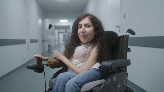 坐在轮椅上的残疾妇女看着镜头