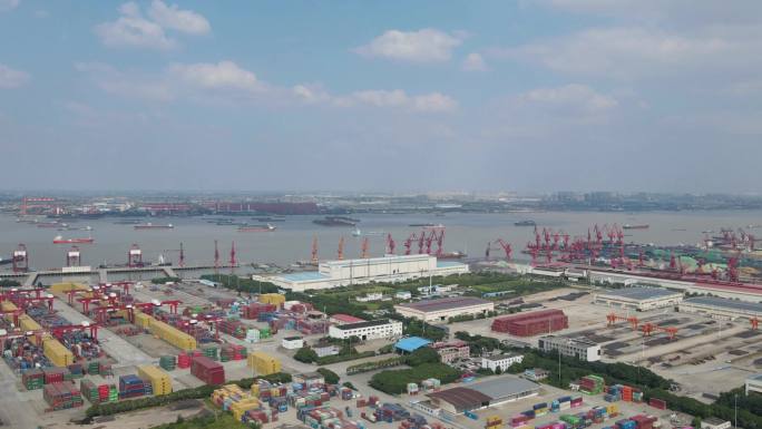 延时拍摄长江繁忙港口