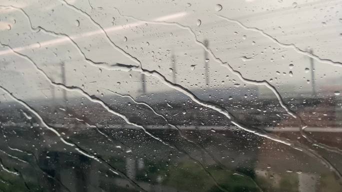 高铁窗户外的雨水划过