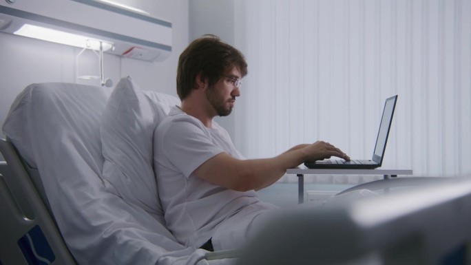 病人躺在床上，用笔记本电脑远程工作