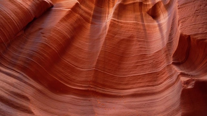 低角度观看亚利桑那州羚羊峡谷高大的红色砂岩岩层的景色