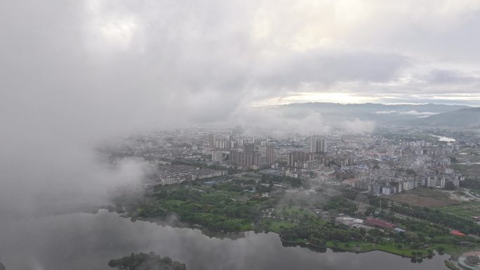 云雾缭绕下的城市湿地公园延时