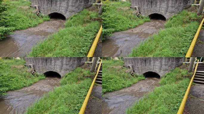 浑水在紧张的河床上流动得很快，很容易被淹死，落水的人被冲到桥下的深处。农田里快速的水流也冲走了表层土