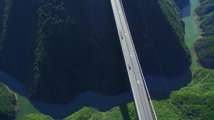 湖北峡谷西都河悬索桥空中景观。