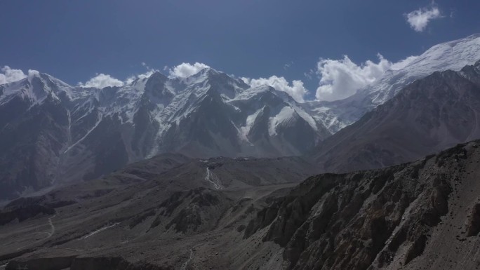 中国西藏的雪山。雪林雪景冰天冰山