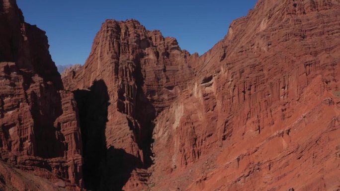 中国西藏的红色砂岩山。