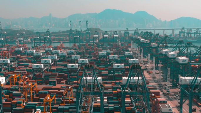 香港-2018年5月1日: 现代港口集装箱码头鸟图。进出口、商务物流。港口起重机和大型船舶.