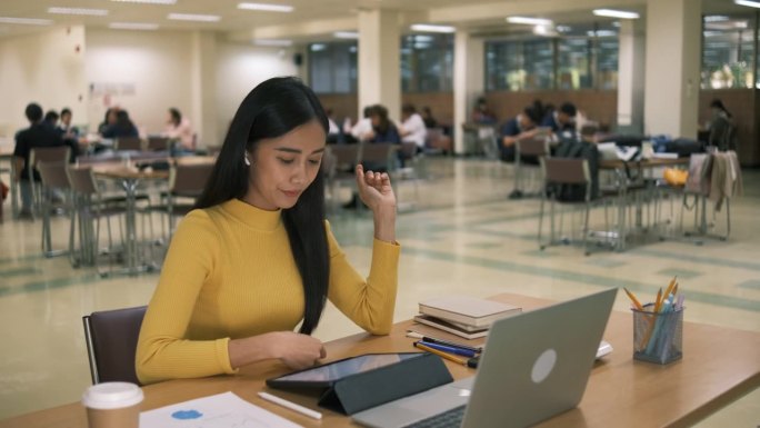 亚洲女孩在线学习课堂学习在线视频呼叫zoom老师，快乐亚洲女孩在线学习英语笔记本电脑。