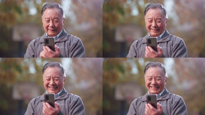 老人点击手机短信微笑