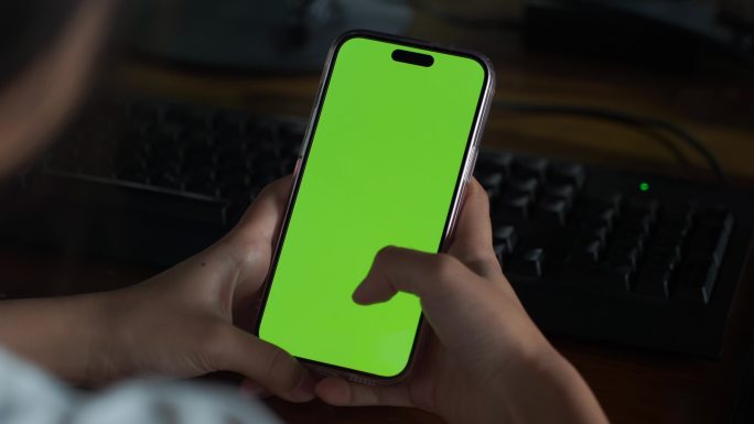 人物看手机绿屏抠像手机绿屏幕苹果手机绿幕
