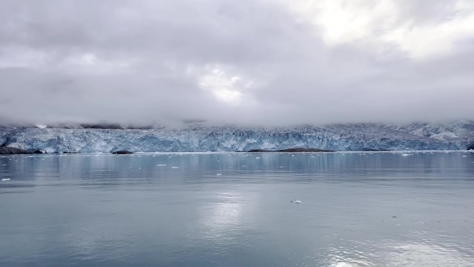 在斯瓦尔巴群岛探险船之旅期间，冰川概述反映在北冰洋冰冷的水中