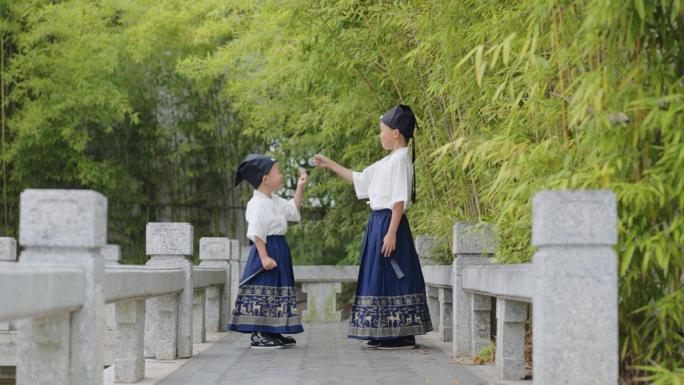 男孩儿童汉服古风古建筑