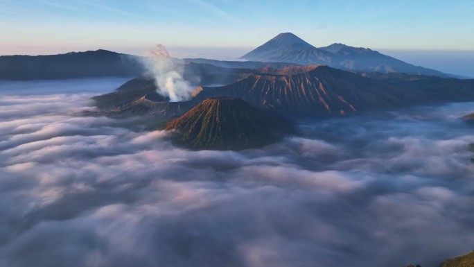 在印尼东爪哇的Bromo Tengger塞梅鲁国家公园，从金刚视角看日出时壮观的Bromo火山。景观