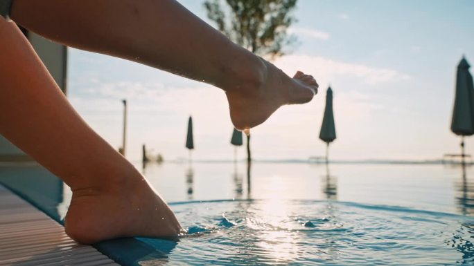 暑假期间，一名女子在度假胜地的泳池里玩水