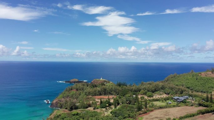 夏威夷群岛最北端的考艾岛上的基拉韦厄角和基拉韦厄灯塔的空中全景上升镜头。4K