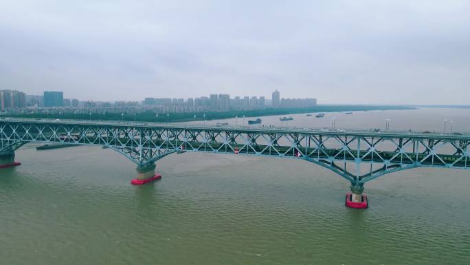 火车穿过南京长江大桥