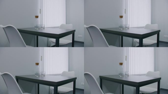 黑色餐桌与白色椅子的特写