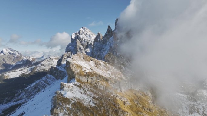 冬季鸟瞰塞塞达山高山悬崖峭壁乔戈里峰