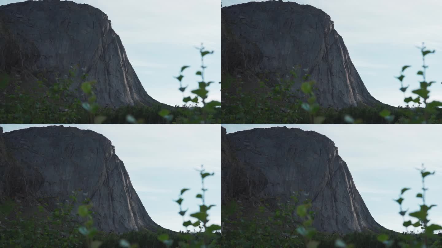 挪威塞格拉群岛徒步小径上的巨大岩石山景观。静态的照片