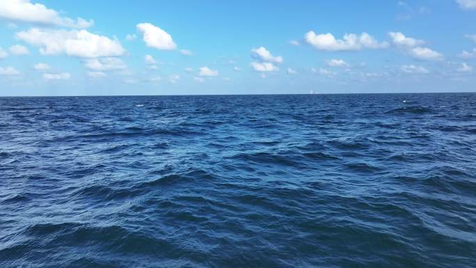 4k航拍气势磅礴的海浪大海波澜起伏的海面